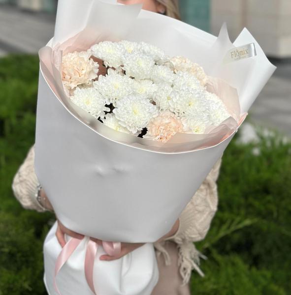 Кремовый букет с хризантемой и диантусами 020
