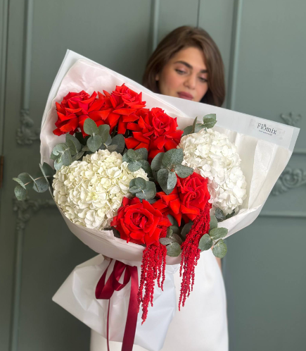 Ассорти букет с розами Нина 241