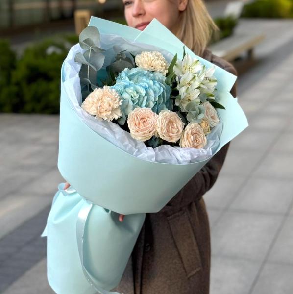 Букет кустовые розы с гортензией 216