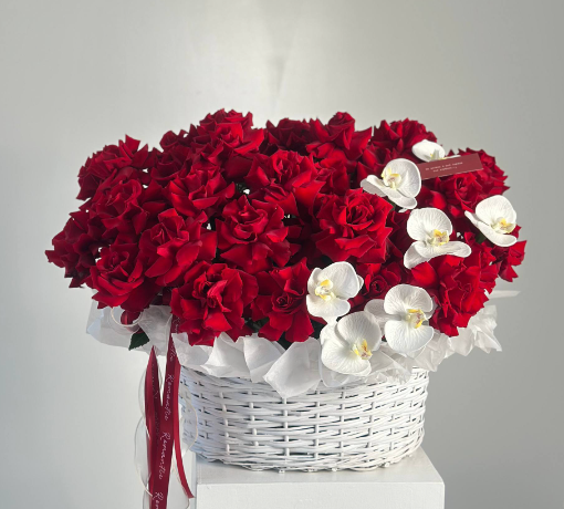 Корзина 35 кружевных роз с фалиенопсисом 240