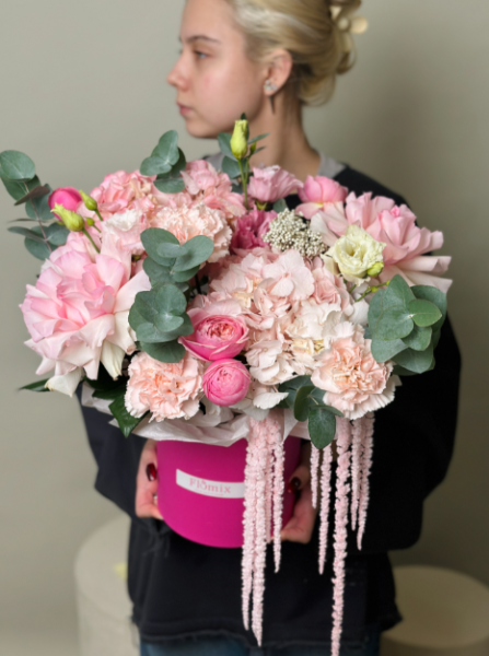 Розовая шляпка с кружевными