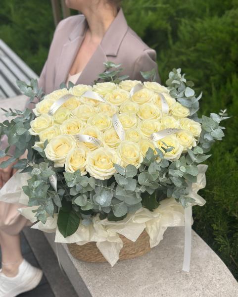 Розы с эвкалиптом в корзинке 065