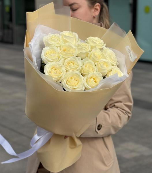 15 белых местных роз 093