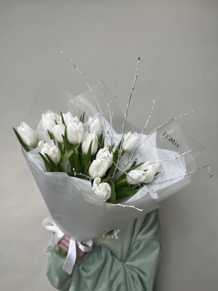 Белоснежные тюльпаны с вациниумом