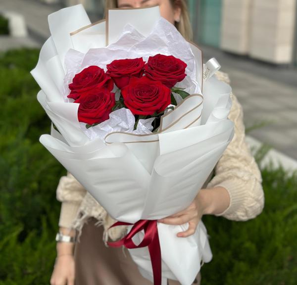 5 красных местных роз 051