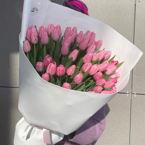 51 розовый тюльпан в белом оформлении 263