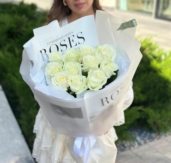 11 белых роз в стильном оформлении 129