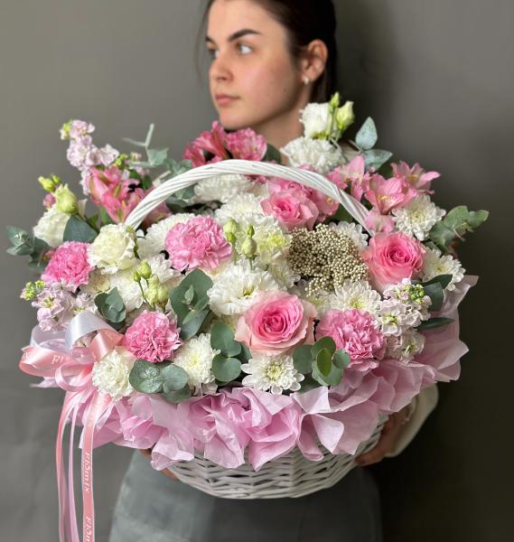 Пышная корзина ассорти 086