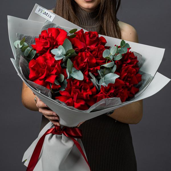 Розы + эвкалипт в сером оформлении 150		