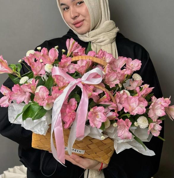 Плетенка с альстромерией