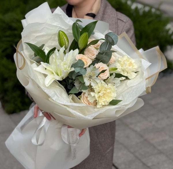 Ассорти с лилией и кустовыми розами 138