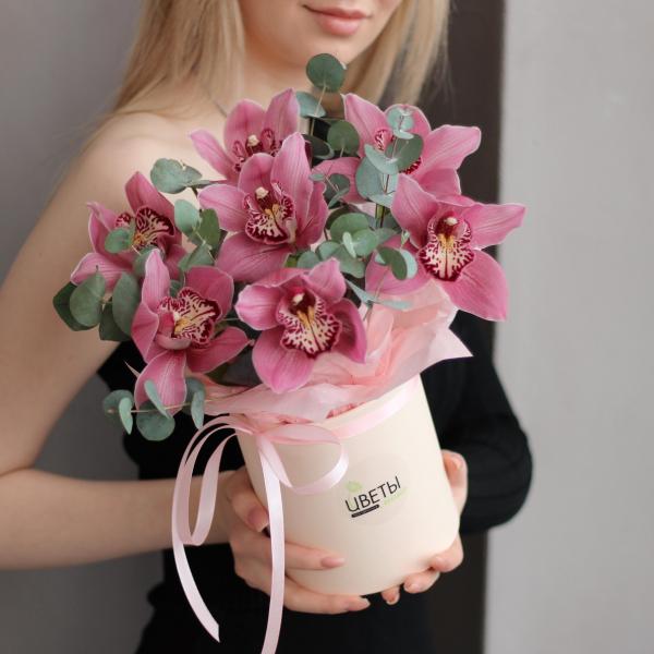 Коробка розовых орхидей с эвкалиптом