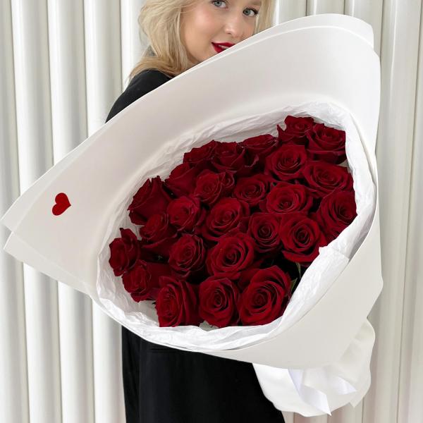 25 импортных роз в белом оформлении 104