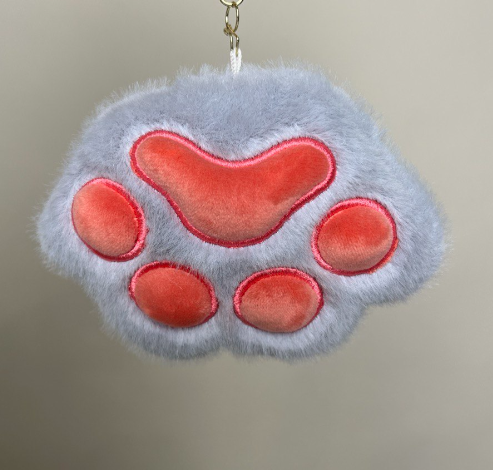 Брелок лапка серый