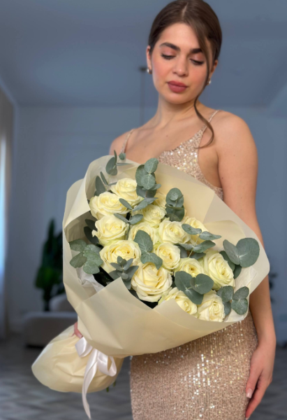 15 роз местных с эвкалиптом 253