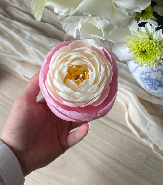 Свеча ручной работы Бело-розовый пион