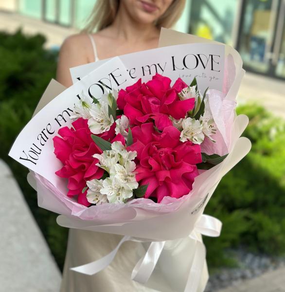 Малиновые розы с альстромерией 015