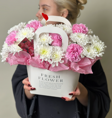 Сумка фреш с хризантемой и диантусами