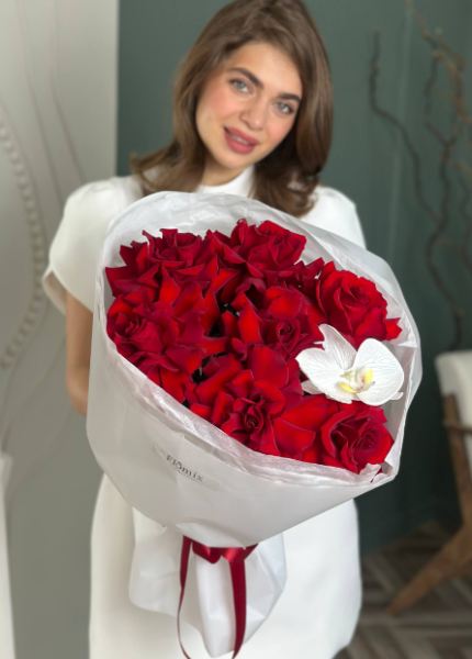 7 кружевных роз с фалиенопсисом 242