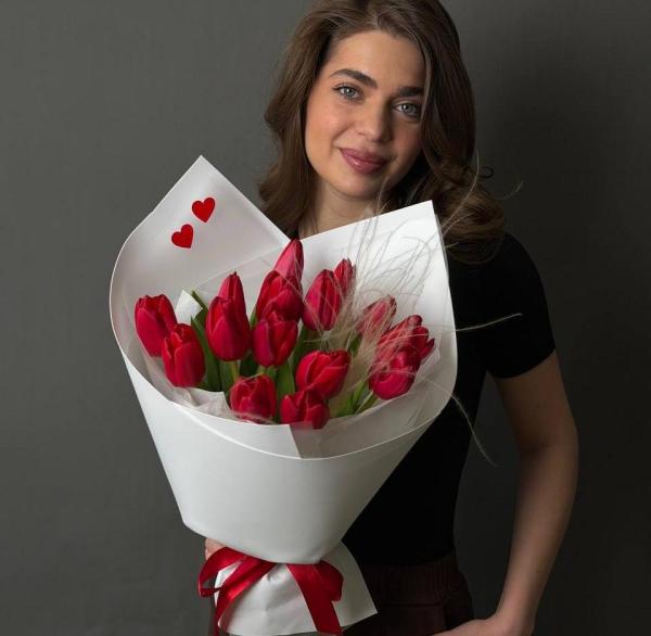 15 красных тюльпанов со стифой 259