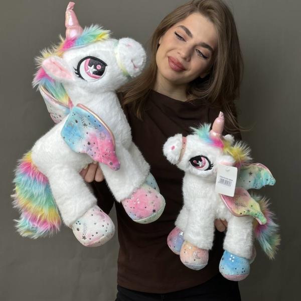 Единорог с радужными крыльями 