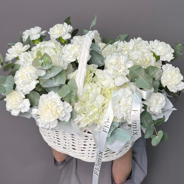 Корзина с гортензиями и диантусами M 060