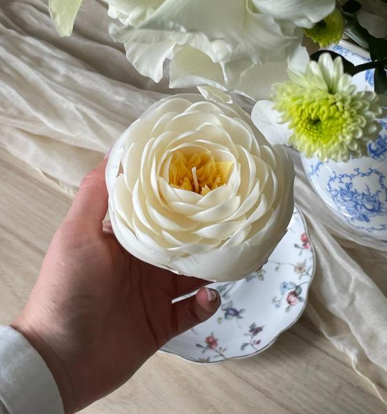 Свеча ручной работы "Белый пион"