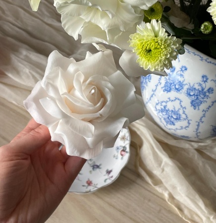 Свеча ручной работы "Белая роза"