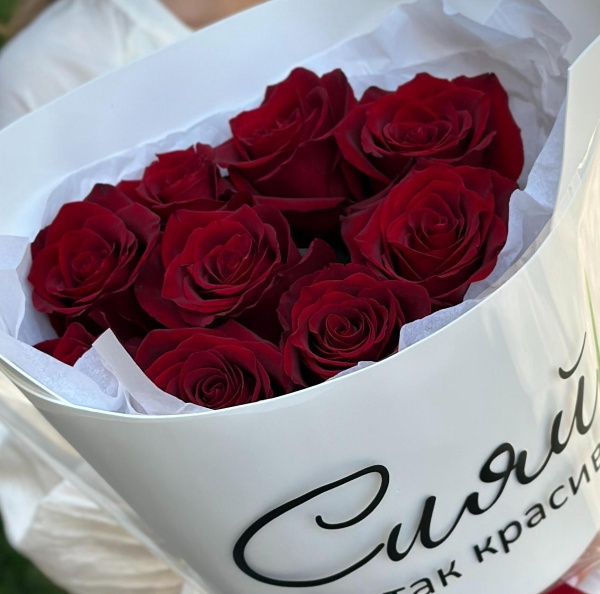 9 импортных красных роз "Сияй" 128