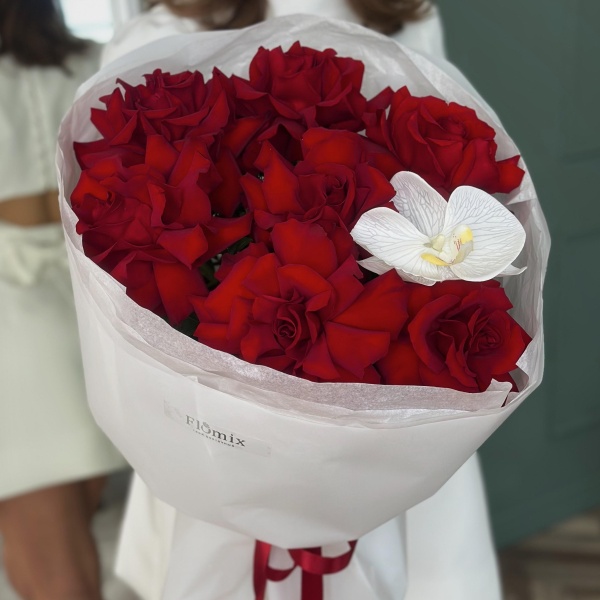 7 кружевных роз с фаленопсисом 242