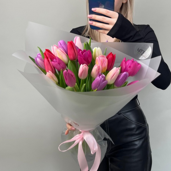 25 тюльпанов розовых микс с оформлением 