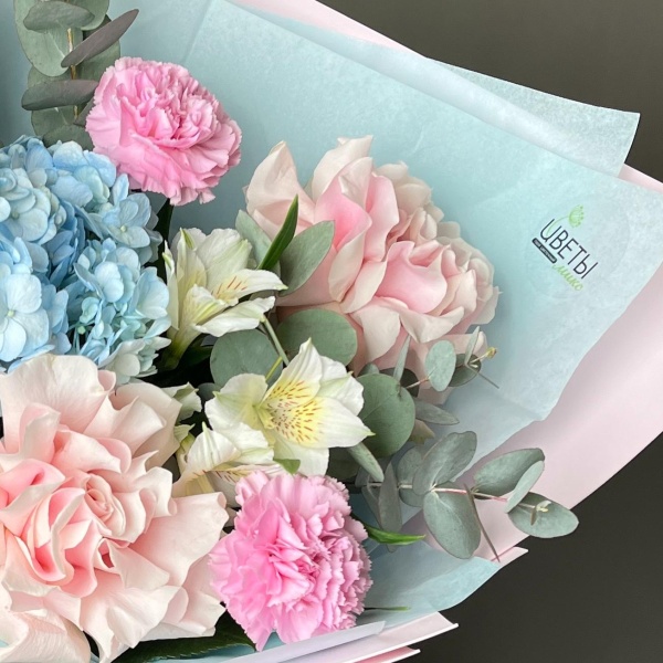 Сборный букет в розово-голубой гамме 148