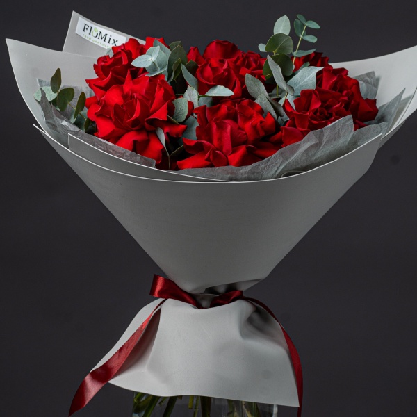 Розы + эвкалипт в сером оформлении 150		