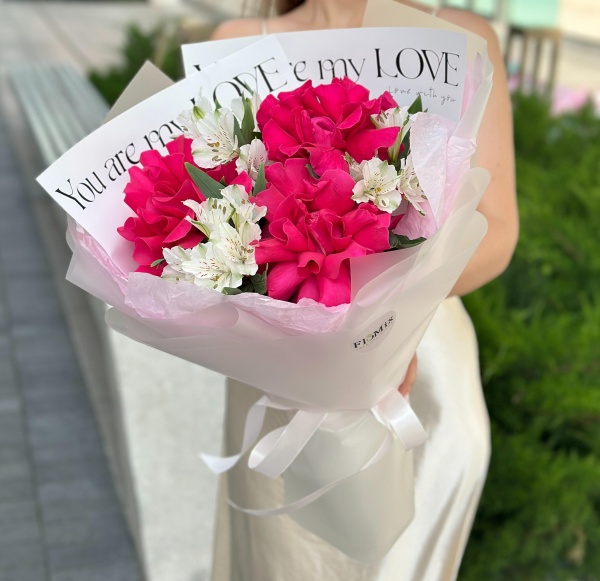 Малиновые розы с альстромерией 015