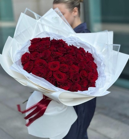 Роскошный букет красных роз 091