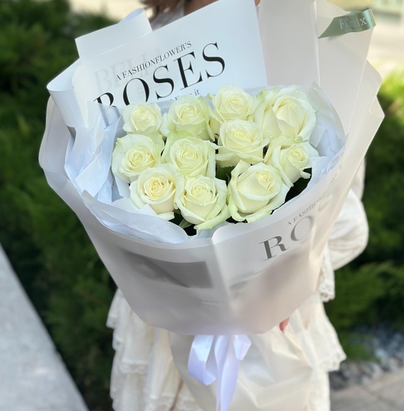 11 белых роз в стильном оформлении 129