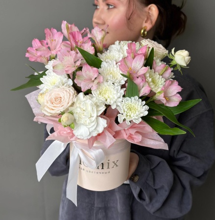 Альстромерии с кустовыми розами