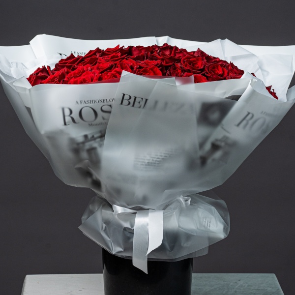 51 красная роза в белом оформлении 091