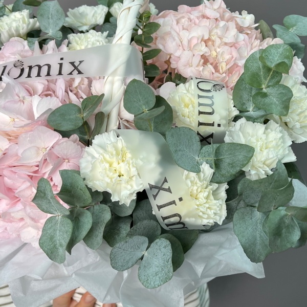 Корзина с розовыми гортензиями и диантусами 222