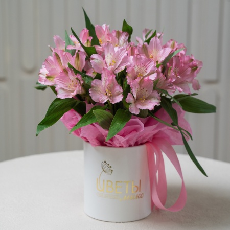 Розовая мини шляпка с альстромериями 143