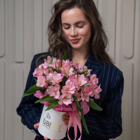 Розовая мини шляпка с альстромериями 143