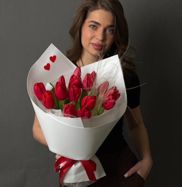 15 красных тюльпанов со стифой 259