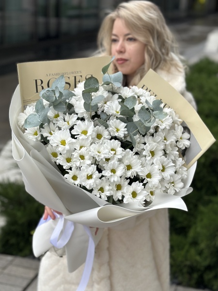 Хризантемы ромашки и эвкалипт 050