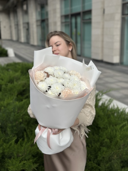 Кремовый букет с хризантемой и диантусами 020