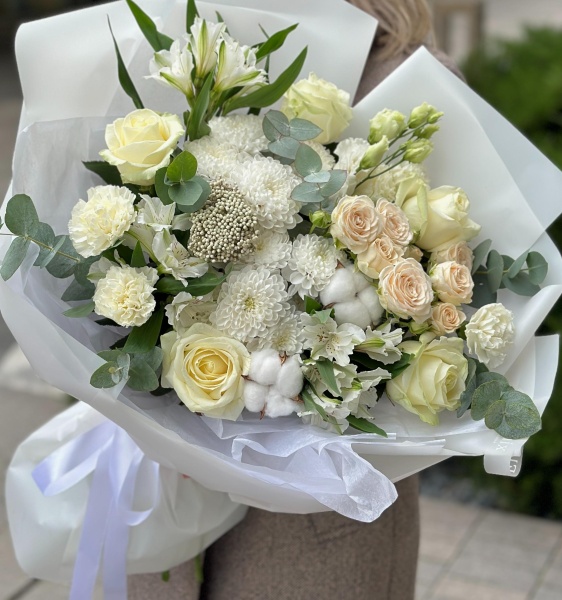 Ассорти белый с розами 037