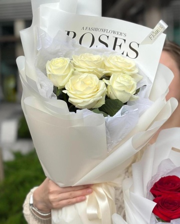 5 белых местных роз 051