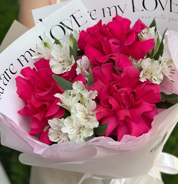 Малиновые розы с альстромерией 015