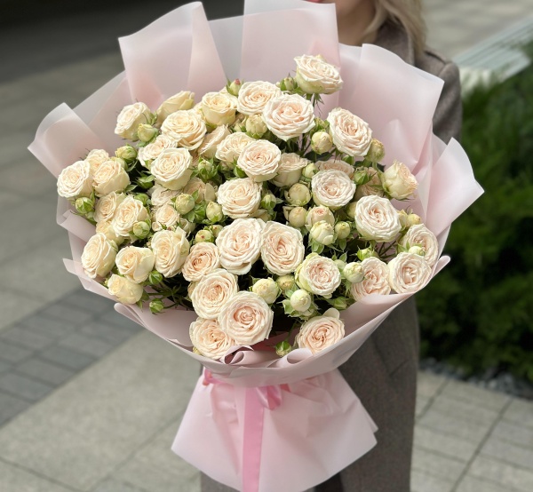 Нежные кустовые розы 11 шт 030