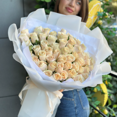51 роза кения в белом оформлении 