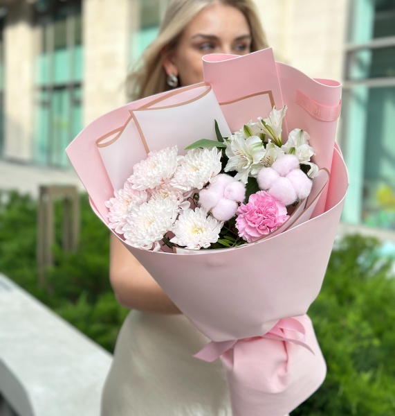 Хризантемы с альстромерией в бело-розовом оформлении 003